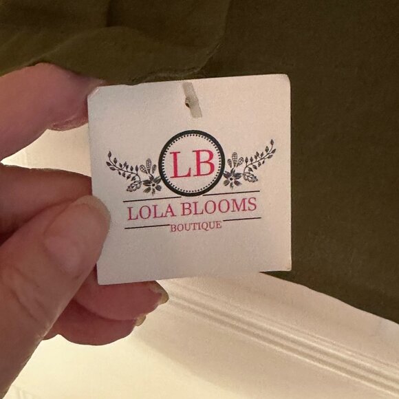 Lola Blooms Boutique Olive Green Long Roll Up Sleeve Button-Up Blouse SZ Large - Picture 3 of 11